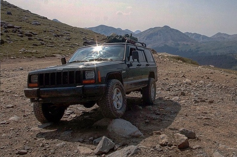 Jeep XJ at the top of Tincup Pass in Colorado